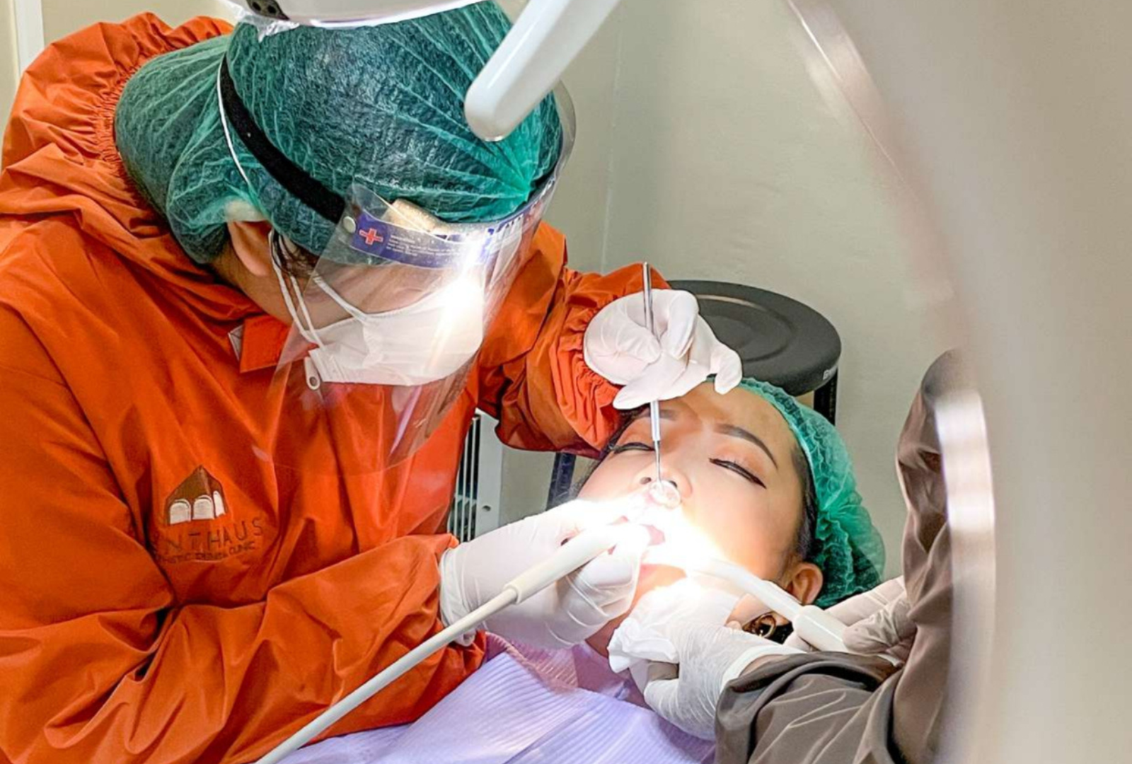 Dokter gigi Denthaus memeriksa kondisi gigi pasien di ruang perawatan.